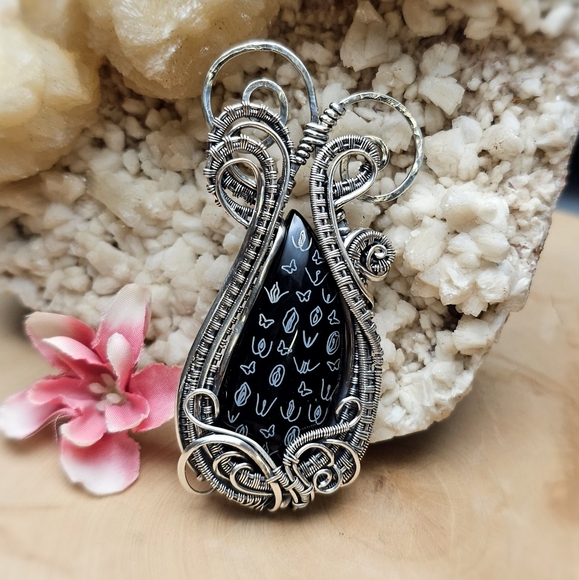 Handmade sterling silver, laser engraved black onyx yoni pendant - Picture 2 of 4